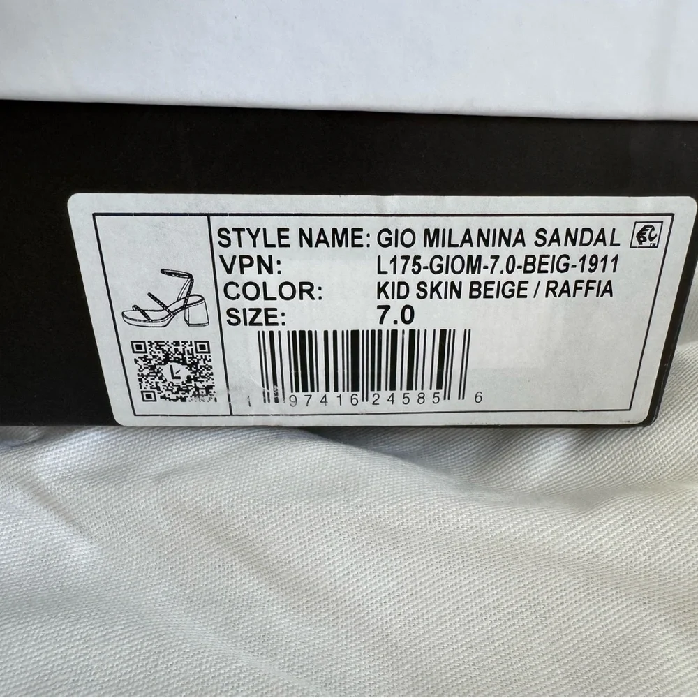 Larroude Gio Milanina Sandal Beige/Raffia made in Brazil.
New in original box. - Picture 6 of 11